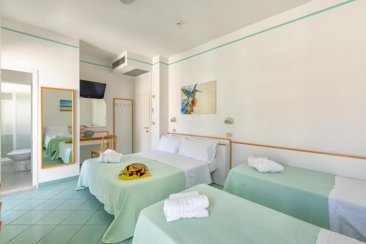 Hotel Caprice B&B - In Centro A Riccione Exterior foto