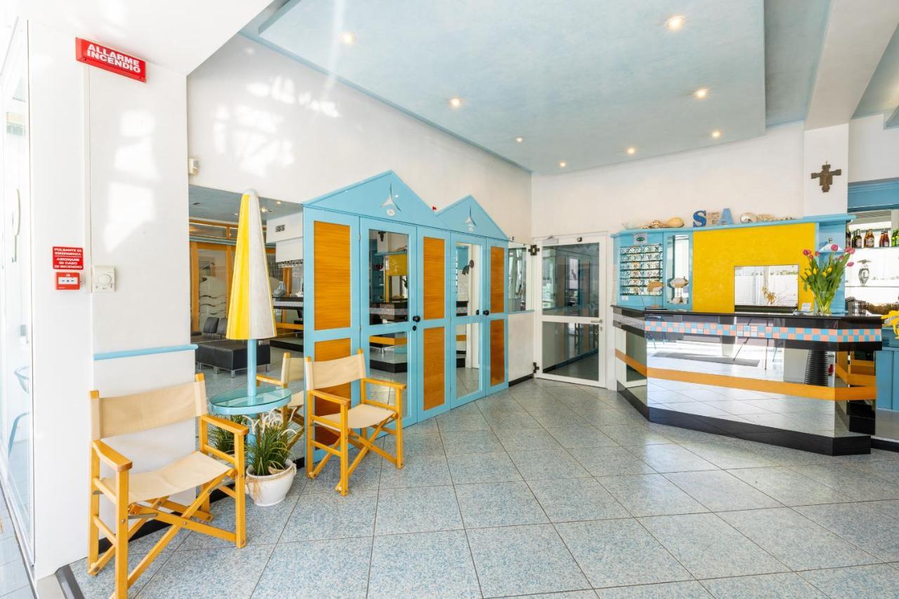Hotel Caprice B&B - In Centro A Riccione Exterior foto