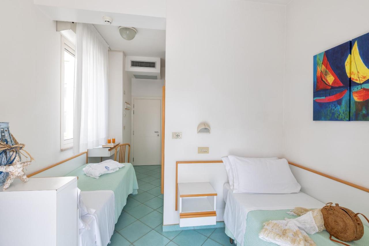 Hotel Caprice B&B - In Centro A Riccione Exterior foto