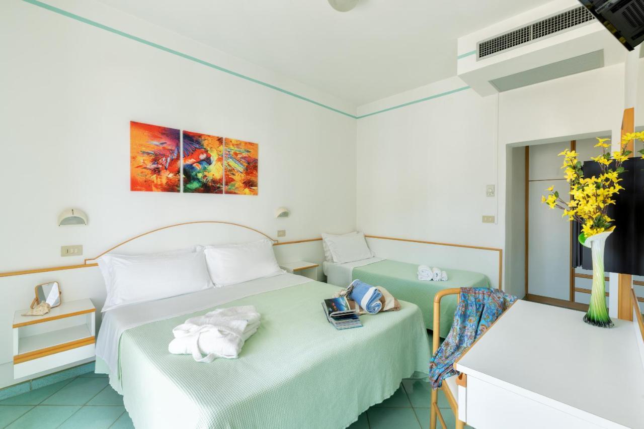 Hotel Caprice B&B - In Centro A Riccione Exterior foto