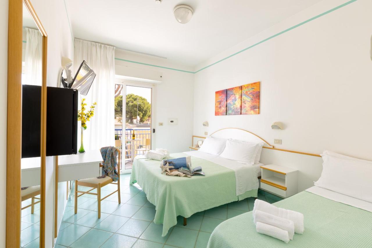 Hotel Caprice B&B - In Centro A Riccione Exterior foto